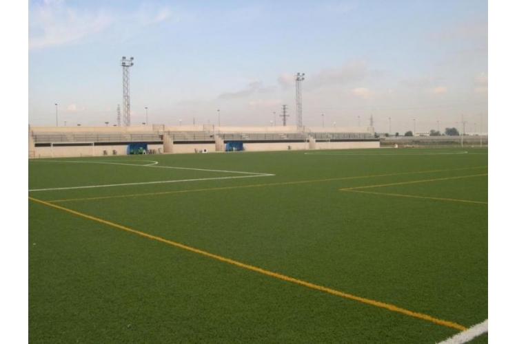 camp de futbol de gespa artificial, amb possibilitat de 2 camps de futbol 7.