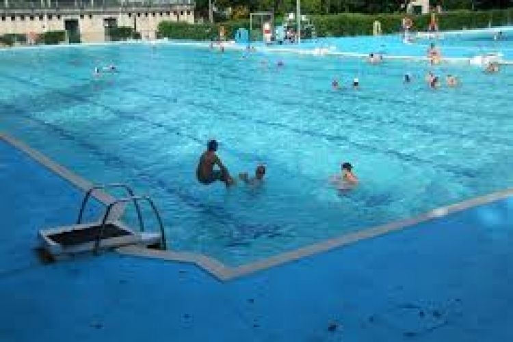 Piscina descubierta del Complejo Deportivo La Cantábrica de Astillero