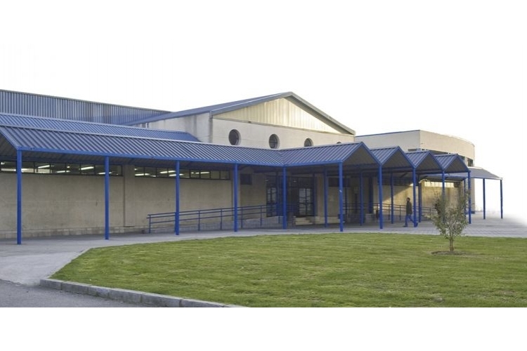 Exterior del Complejo Deportivo Los Canapés de Avilés