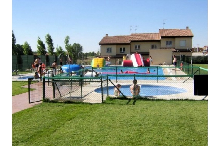 Piscina Municipal y pista de Tenis de Hontanares de Eresma