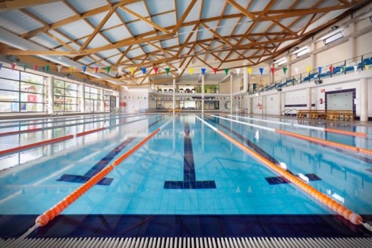 PISCINA CLIMATIZADA LA NUCÍA