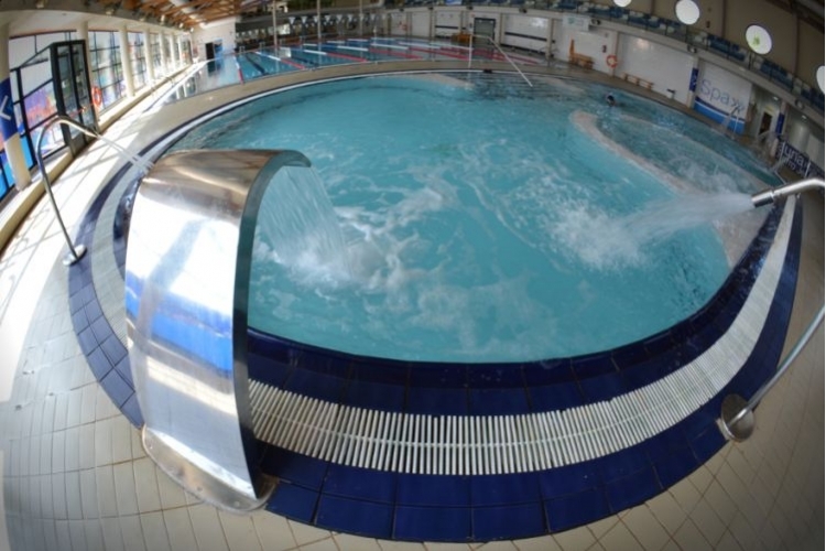 PISCINA CLIMATIZADA LA NUCÍA